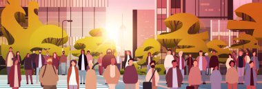 Çok ırklı insanlar grup halinde yürüyorlar açık havada yarış erkekler kalabalık şehir parkında arka planda yatay vektör illüstrasyonu