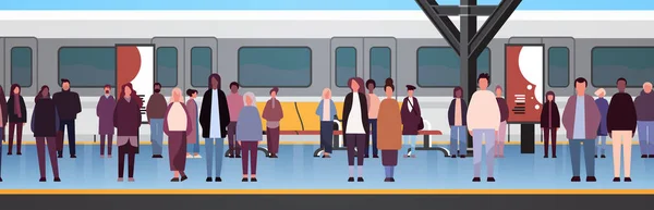 多民族グループが鉄道駅に立っているミックスレースの男性女性待っている列車プラットフォーム公共交通機関の概念水平ベクトルイラスト — ストックベクタ