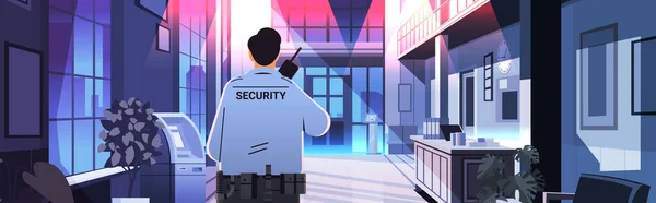 Garde Sécurité Masculin Uniforme Utilisant Walkie Talkie Dans Bureau Nuit — Image vectorielle