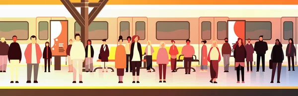 站在火车站上的多民族群体男女混合男子在站台上等火车公共交通概念横向矢量图 — 图库矢量图片