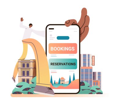 Web sitesindeki adam seyahat uygulaması ya da dijital ekran tam uzunluktaki vektör illüstrasyonunda rezervasyon hizmetini kullanarak otel çevrimiçi kontrol odası rezervasyonunu seçiyor.