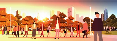 Çok ırklı insanlar grup halinde yürüyorlar açık hava yarış erkekleri kadın kalabalığı şehrin gün batımında şehir manzarası arka planında tam boy vektör illüstrasyonuna gidiyorlar