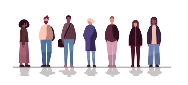 多民族群体混合种族男女身着休闲装站在一起的白人背景多元文化概念横向全长矢量插图 — 图库矢量图片