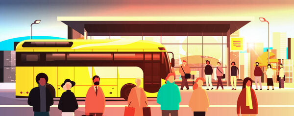 смешивать гонщиков на автобусной остановке общественного транспорта удобная концепция перемещения горизонтального заката городской пейзаж векторная иллюстрация
