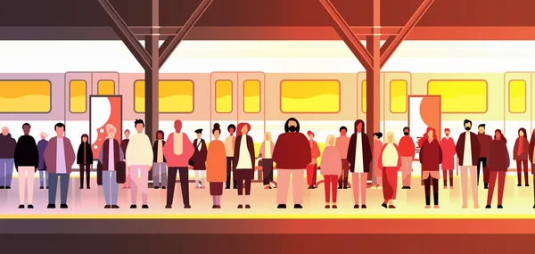 多民族グループが鉄道駅に立っているミックスレースの男性女性待っている列車プラットフォーム公共交通機関の概念水平ベクトルイラスト — ストックベクタ