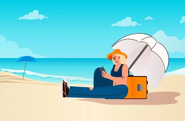 여행자가 해변의 여름휴가 시간에 스마트폰을 이용하여 수평으로 일러스트의 개념을 여행하는 — 스톡 벡터