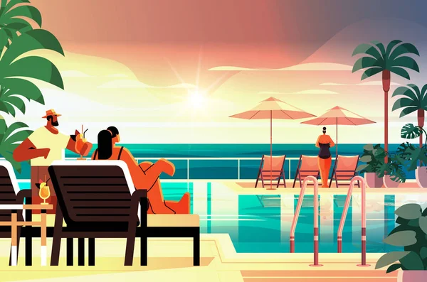 トロピカルラグジュアリーリゾートホテルのビーチスイミングプールとプールサイドのシーティングエリアでリラックスした人々夏休みのコンセプト日没の海辺の背景水平ベクトルイラスト — ストックベクタ