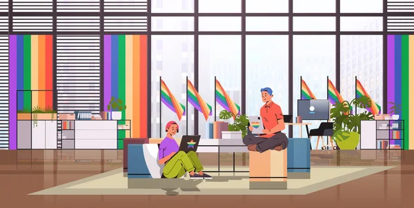 Ζευγάρι Πολύχρωμα Ρούχα Που Εργάζονται Στο Γραφείο Igbt Σημαία Ουράνιο — Διανυσματικό Αρχείο
