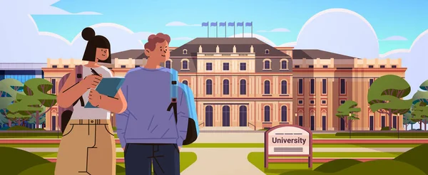 Studenter Par Promenader Campus Gård Utbildningskoncept Människor Står Framför Universitetet — Stock vektor
