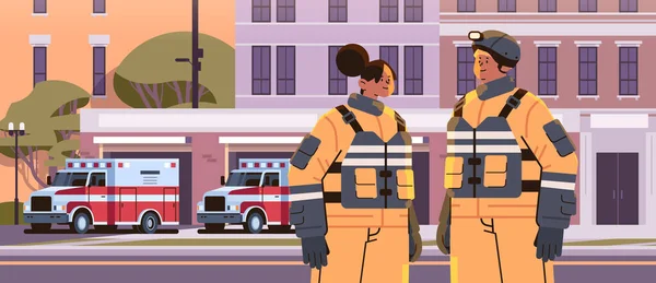 Feuerwehrleute Uniform Stehen Neben Der Fassade Des Feuerwehrgerätehauses Und Den — Stockvektor