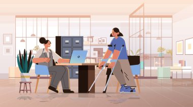 Yürüme engelli kadın engelli iş kadınlarıyla konuşuyor engelli insanlar modern ofis iç mekan çizimi kavramını benimsiyor