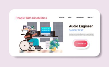 Tekerlekli sandalyedeki engelli adam ses mühendisi şarkı karıştırma ve ustalaştırma Engelli insanları kaydetme konsepti yatay fotokopi alanı çizimi