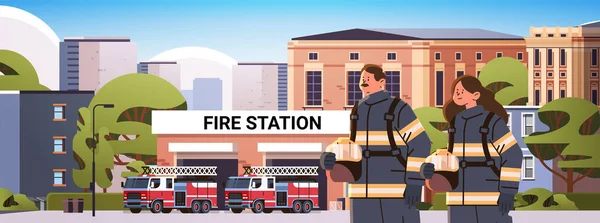 Pompiers Uniforme Debout Près Bâtiment Caserne Pompiers Façade Maison Véhicules — Image vectorielle