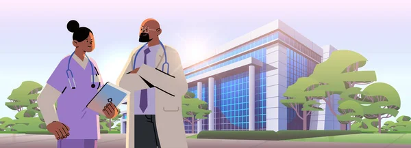 Man Woman Doctors Stethoscopes Walking Hospital Building Medical Workers Uniform — Stock Vector