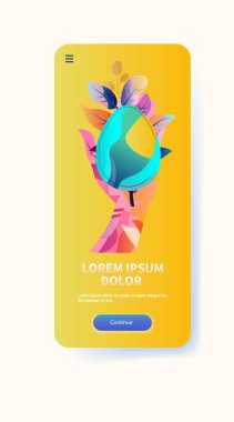 Mutlu Paskalya tebrik kartları insan elinde yumurta bayramı kutlaması kartı dikey fotokopi uzay çizimi