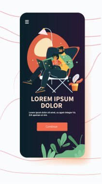 Baba, lamba ve sıcak renkler ile çocuk rahat ev sahnesi kitap okuyor aile bağlayıcı mobil uygulama ekran illüstrasyonu