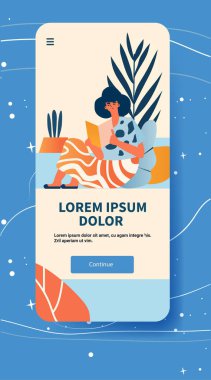 Kanepede kitap okuyan kadın bitkisel düz tasarım renkli arka plan mobil uygulama ekran örnekleme