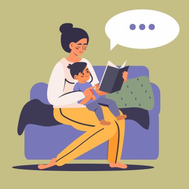 Anne kanepe üzerinde çocuğa kitap okuyor sıcak aile sahnesi renkli karakterler konuşma balonu minimalist arka plan illüstrasyon