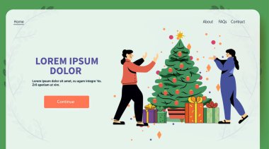 Noel ağacı süsleme sahnesinde iki kişi yeşil ve beyaz arka plan web sitesi tasarımı Vektör illüstrasyonunda hediyelerle çevrili bir Noel ağacını süslüyor.