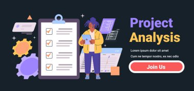 Proje analizi kavramı, elinde tablet tutan kişi ile birlikte web ya da uygulama tasarımı için uygun koyu arkaplan üzerinde pano vitesleri ve dokümanlar ile çevrili. Vektör illüstrasyonu.
