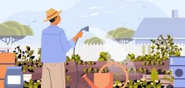 Bahçe işleriyle uğraşan adam bahçeleri hortumla sulayan doğa ağaçları çitleri ev mavi gökyüzü manzarası araçları düz web sitesi illüstrasyon