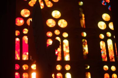 Kilise meleğinin içi. Pencereler boyalı.
