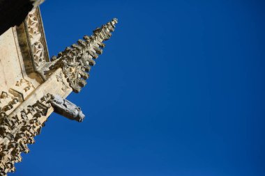 Mavi gökyüzü altında katedral mimari ayrıntıları