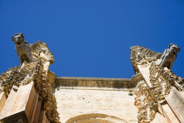 Mavi gökyüzü altında katedral mimari ayrıntıları