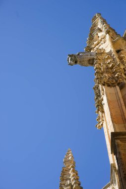 Mavi gökyüzü altında katedral mimari ayrıntıları