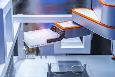 Laboratuvarda biyolojik deneyler için test tüplü robot kolu.