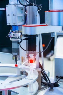 Laboratuvarda biyolojik deneyler için test tüplü robot kolu.