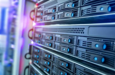 Veri merkezindeki modern sunucular paneli