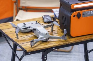 Kamp masasında seyyar güç kaynağı olan İHA.