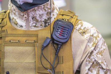 Askeri üniforma ve iletişim araçlarıyla