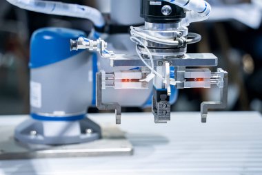 Elektronik montaj hattı için robot kolu. Akıllı teknoloji üretim sürecinin robotu.