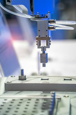 Elektronik montaj hattı için robot kolu. Akıllı teknoloji üretim sürecinin robotu.
