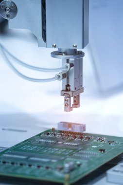 Elektronik montaj hattı için robot kolu. Akıllı teknoloji üretim sürecinin robotu.