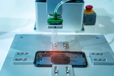 Otomatik tutkal şırıngası cep telefonu fabrikasına enjekte ediliyor