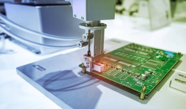 Fabrikada lehimleme veya kaynak yaparken yazdırma devresi (PCB) montaj makinesi için otomatik robot