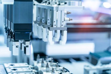 Elektronik montaj hattı için robot kolu. Akıllı teknoloji üretim sürecinin robotu.