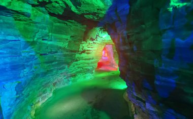 Mağarada renkli aydınlatma, doğa yolculuğu arka planı. 