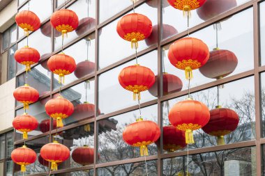 Çin 'de yeni yılda cam pencerede asılı duran bir grup kırmızı fener.