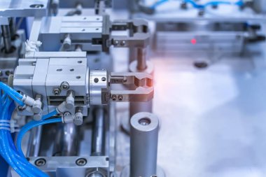 Elektronik montaj hattı için robot kolu. Akıllı teknoloji üretim sürecinin robotu.