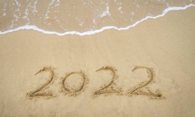 2022 yılında kumsalda el yazısıyla yazılmış güzel bir mesaj. Yeni yıl kavramı.