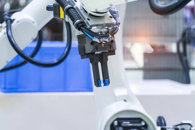 Metal parçaları yükleyen otomatik endüstriyel robot. Endüstriyel üretim