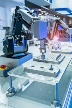 Metal parçaları yükleyen otomatik endüstriyel robot. Endüstriyel üretim