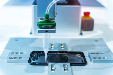 Otomatik tutkal şırıngası cep telefonu fabrikasına enjekte ediliyor