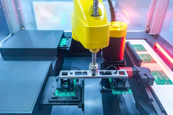工場でのプリント基板組立機械部品の自動ロボット — ストック写真