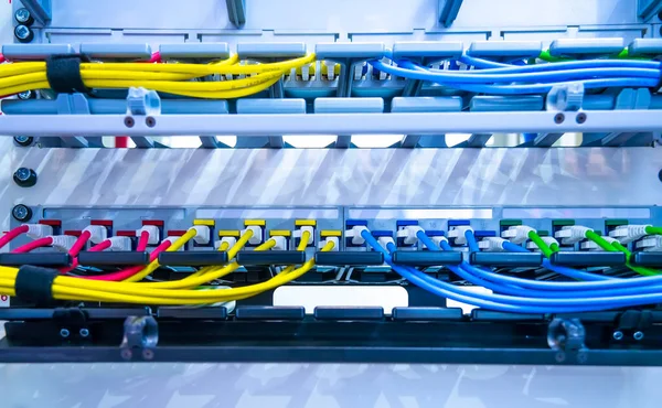 Estante Del Servidor Con Cables Cable Conexión Internet Azul Rojo Imagen De Stock