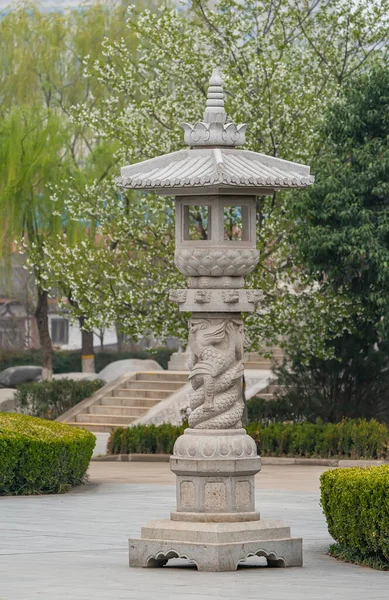 中国西安市青龙寺的灯笼和亭子 免版税图库照片